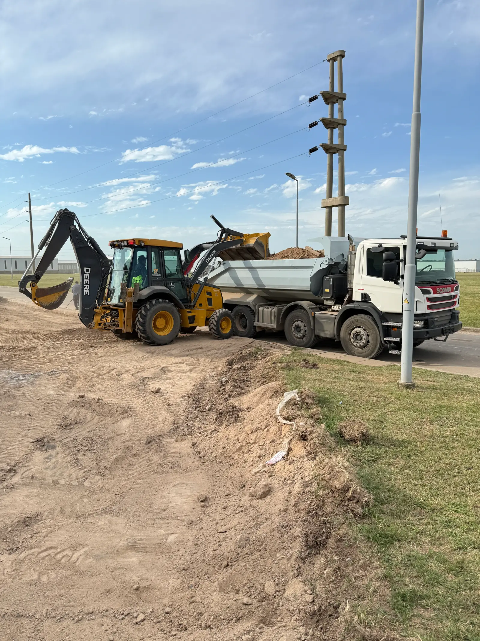 Maquinaria de Rocabado trabajando en obra